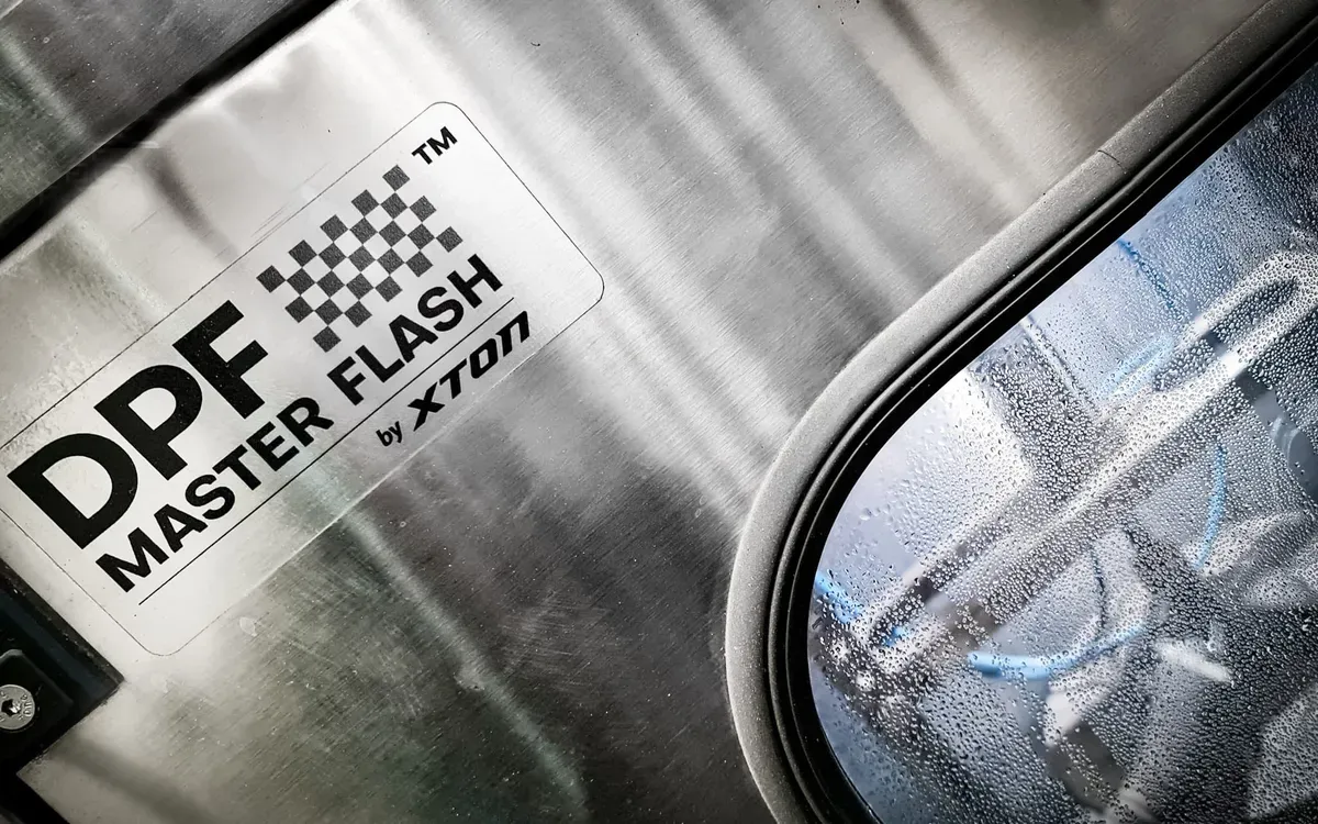 Детайл от DPF Master Flash с логото